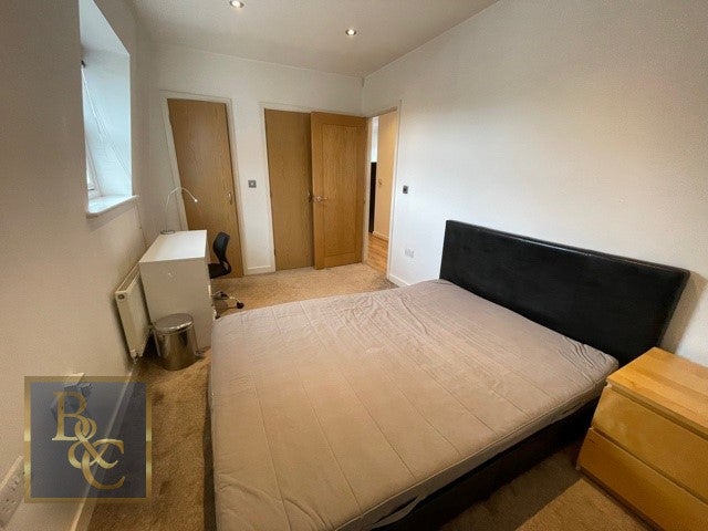 Flat Northpoint Square in London