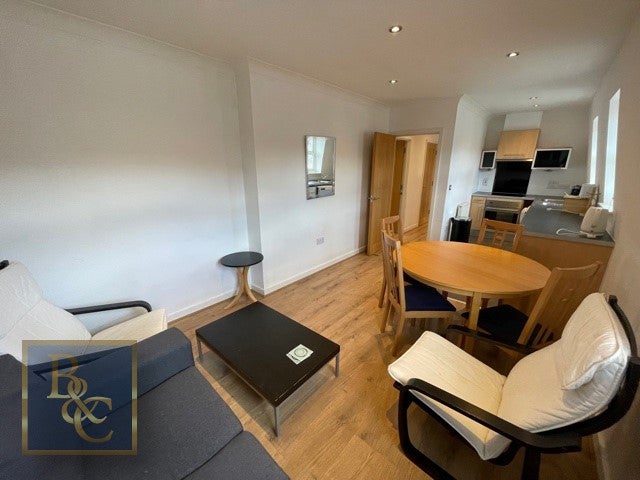 Flat Northpoint Square in London