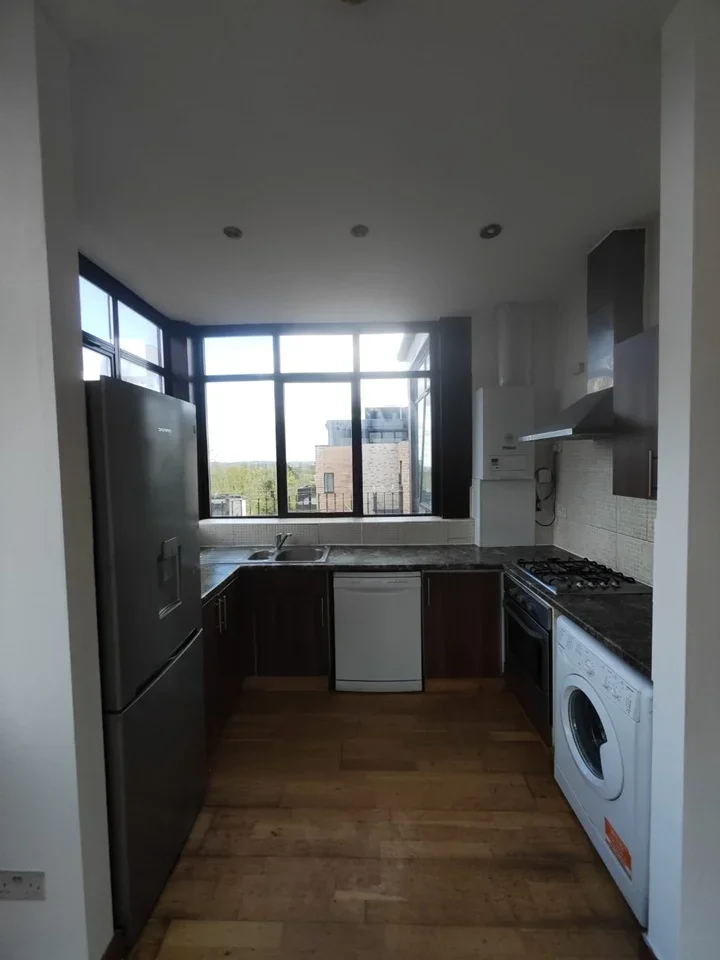 Flat Bonnersfield Lane in Greater London