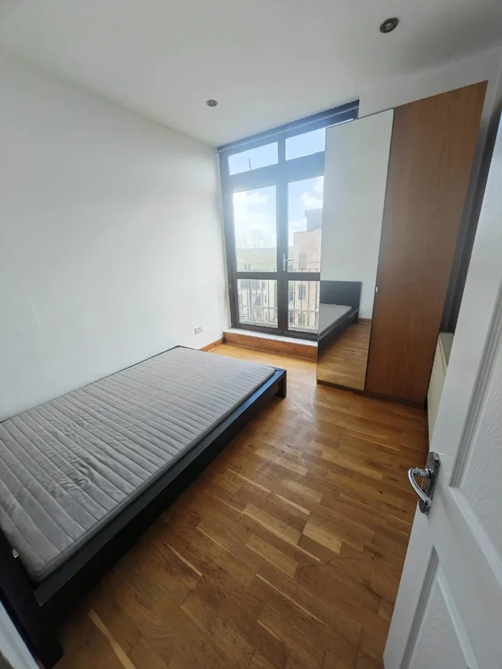 Flat Bonnersfield Lane in Greater London