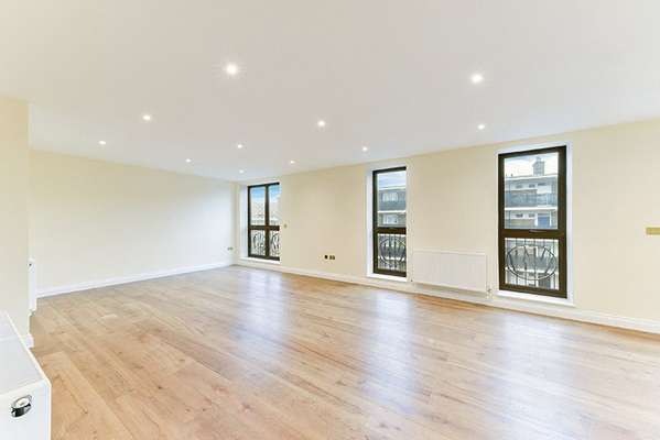 Flat Pigott Street in Greater London