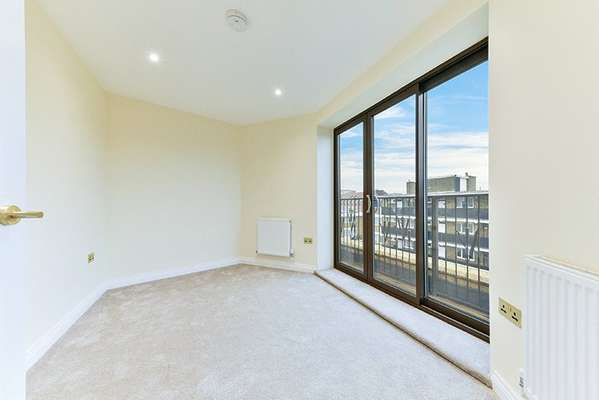 Flat Pigott Street in Greater London