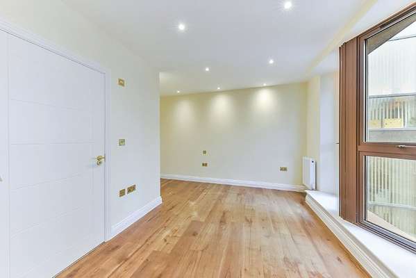 Flat Pigott Street in Greater London