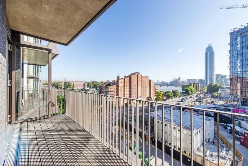Flat Ponton Road in Greater London