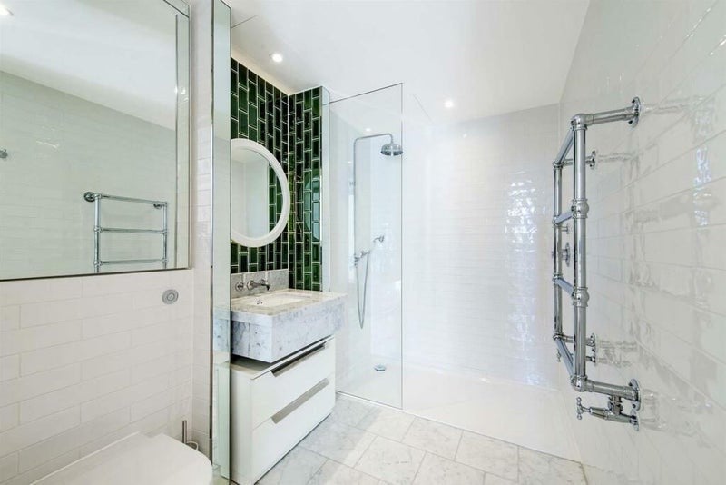 Flat Ponton Road in Greater London