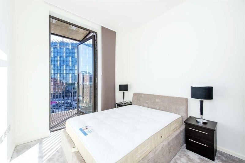 Flat Ponton Road in Greater London