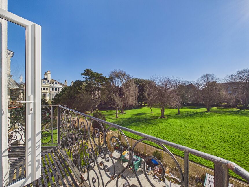 Flat Trinity Gardens in Folkestone and Hythe District