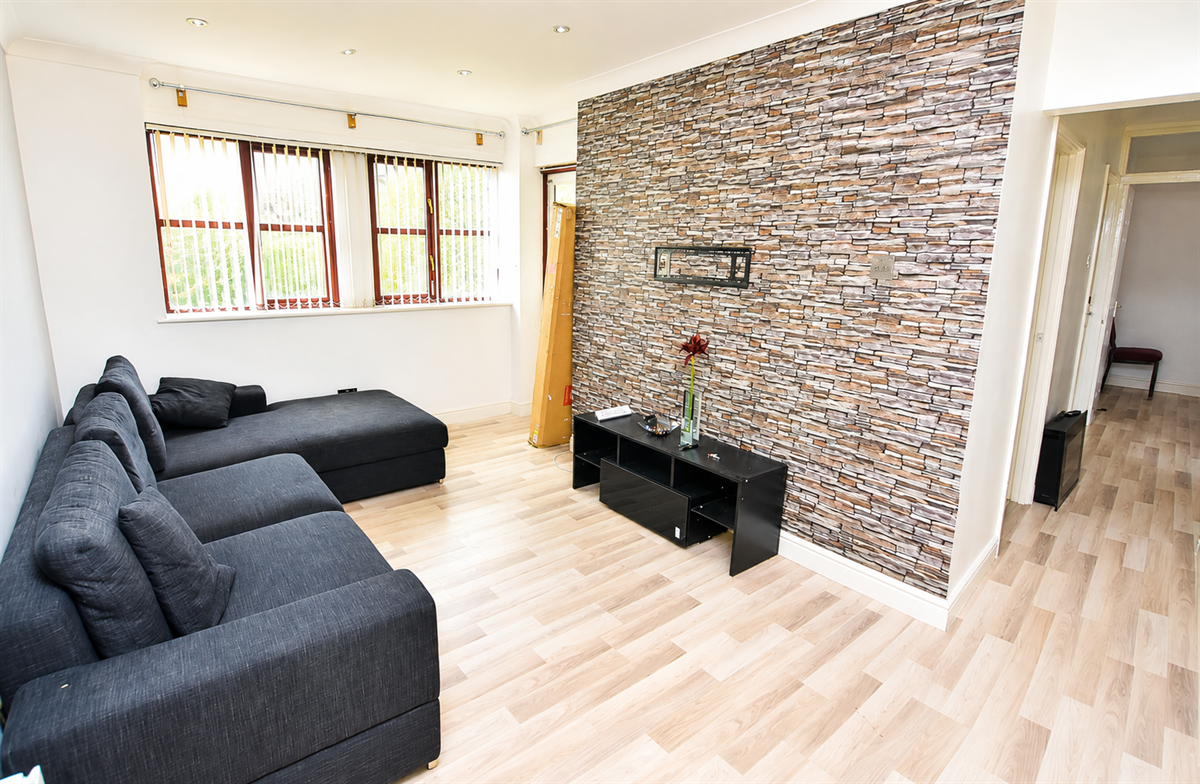 Flat Collingbourne Avenue in Birmingham