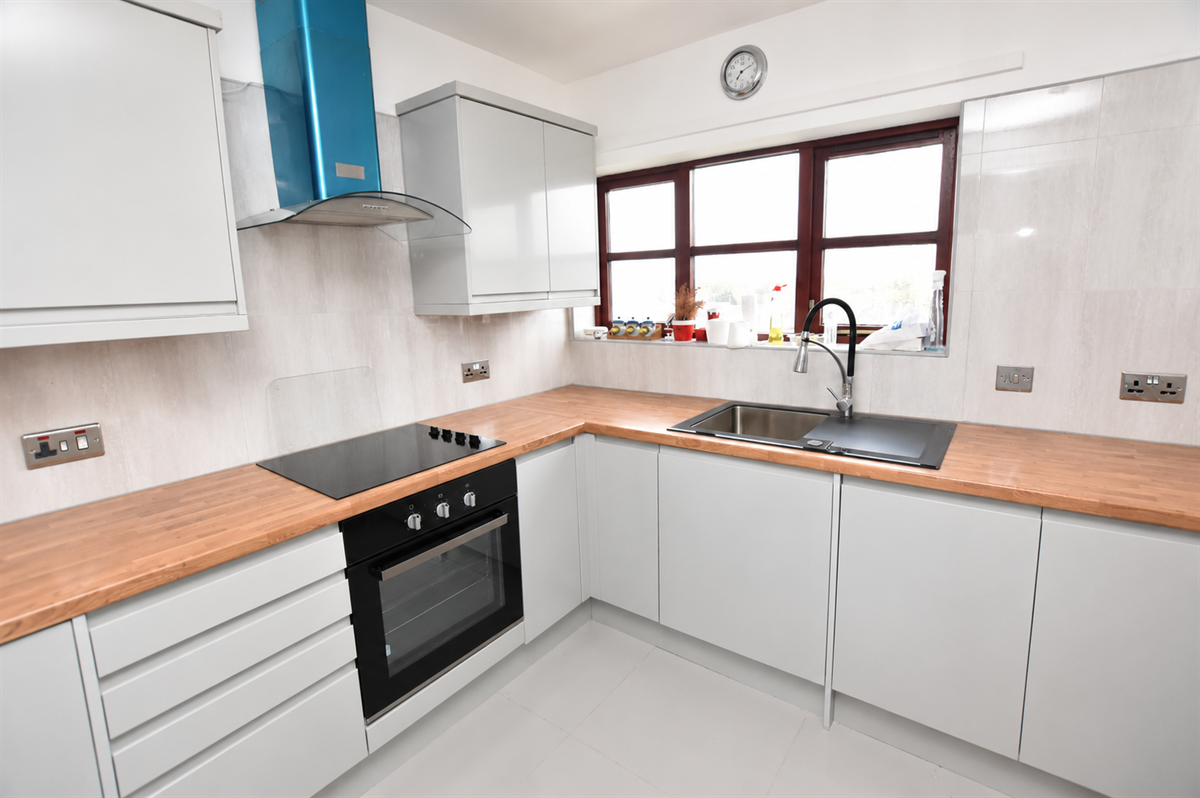 Flat Collingbourne Avenue in Birmingham