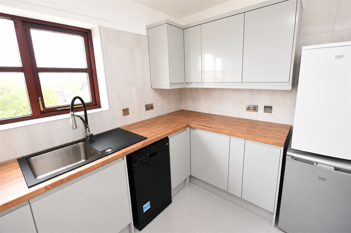 Flat Collingbourne Avenue in Birmingham