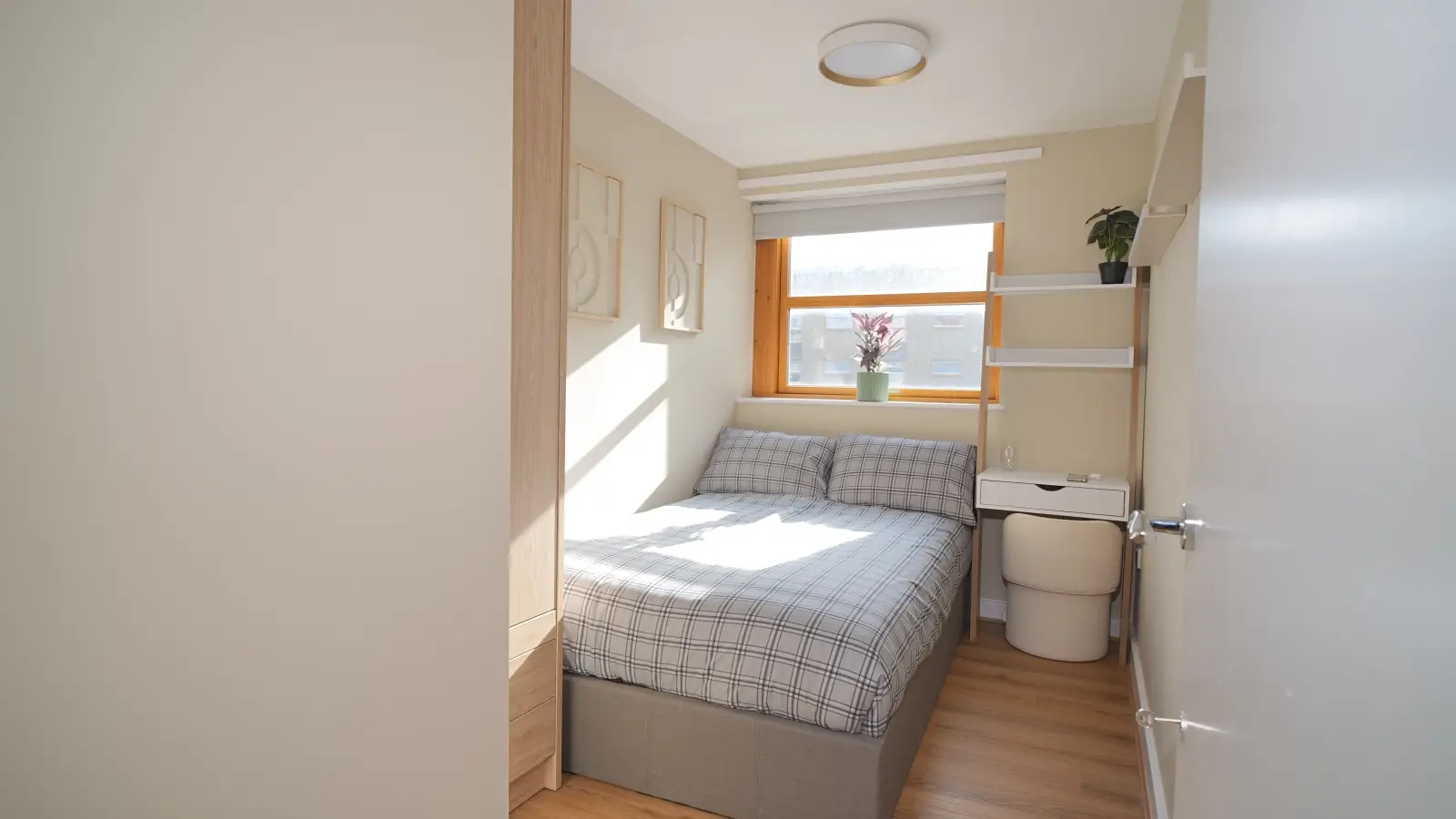 Room Bow Road in Greater London
