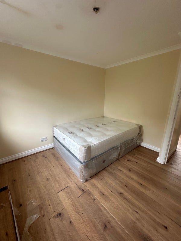 Room Mount Park Avenue in Greater London
