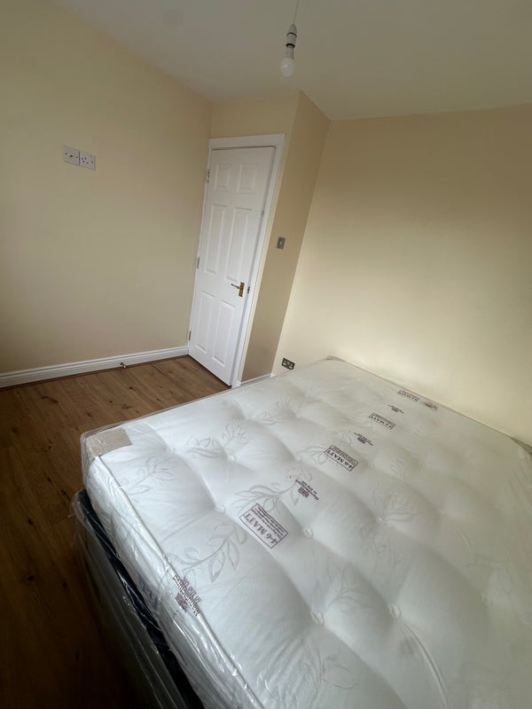 Room Mount Park Avenue in Greater London