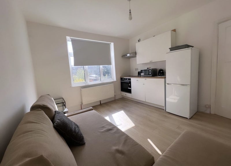 Room Canfield Road in Greater London