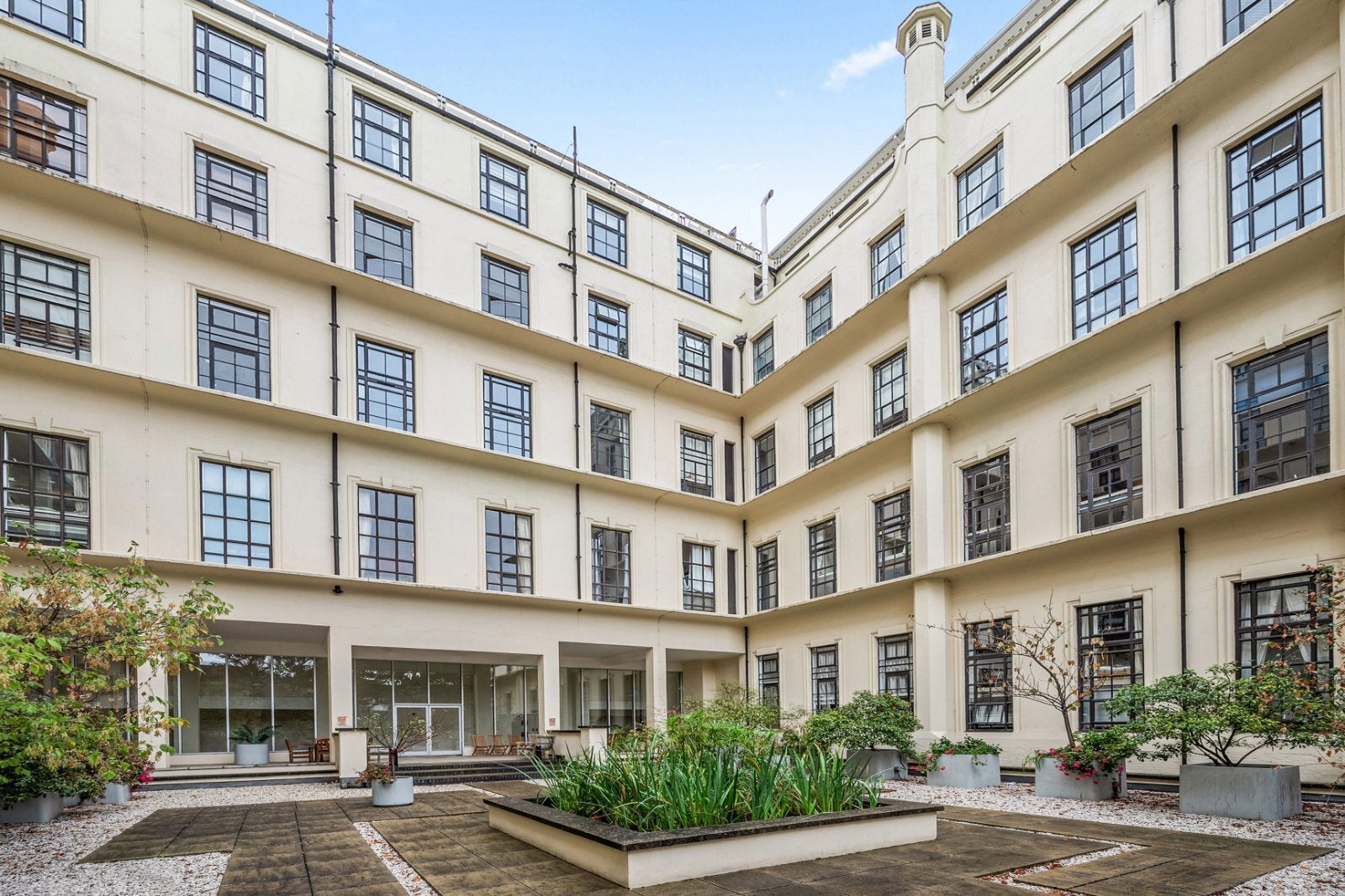 Flat Manor Gardens in Greater London