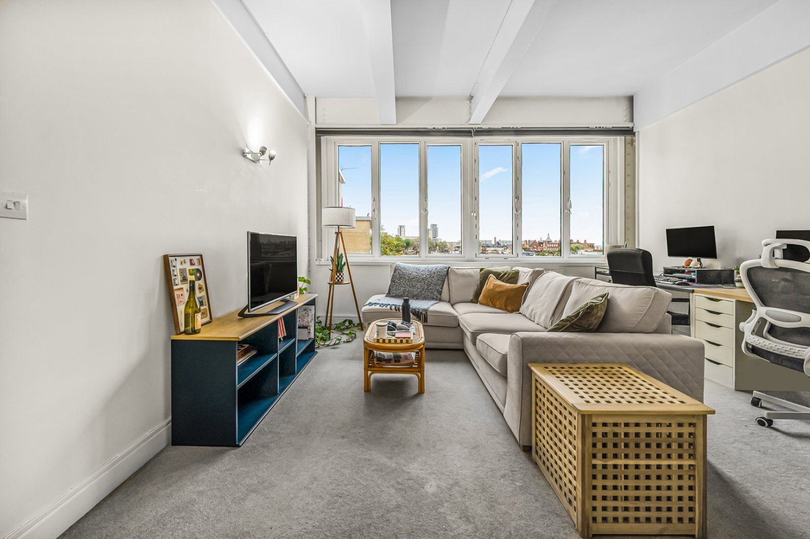 Flat Manor Gardens in Greater London