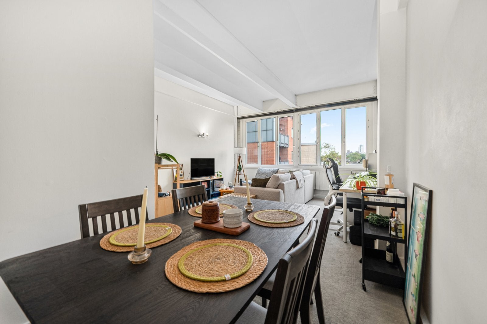 Flat Manor Gardens in Greater London
