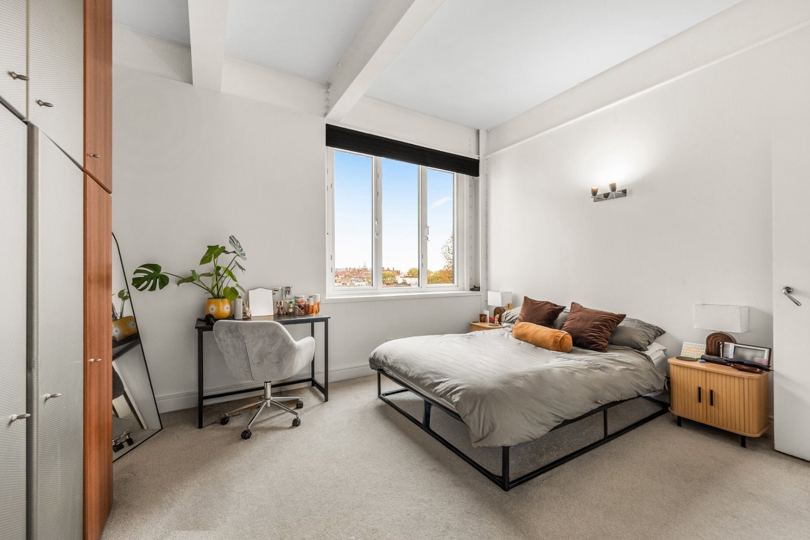 Flat Manor Gardens in Greater London