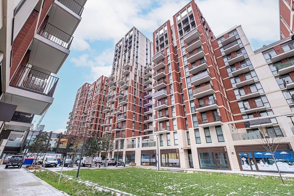 Flat Battersea Park Road in Greater London