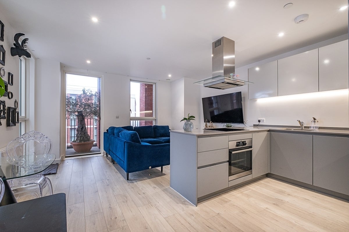 Flat Battersea Park Road in Greater London