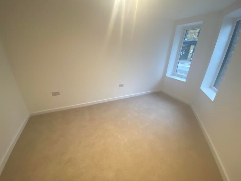 Flat Goldsworth Road in Woking