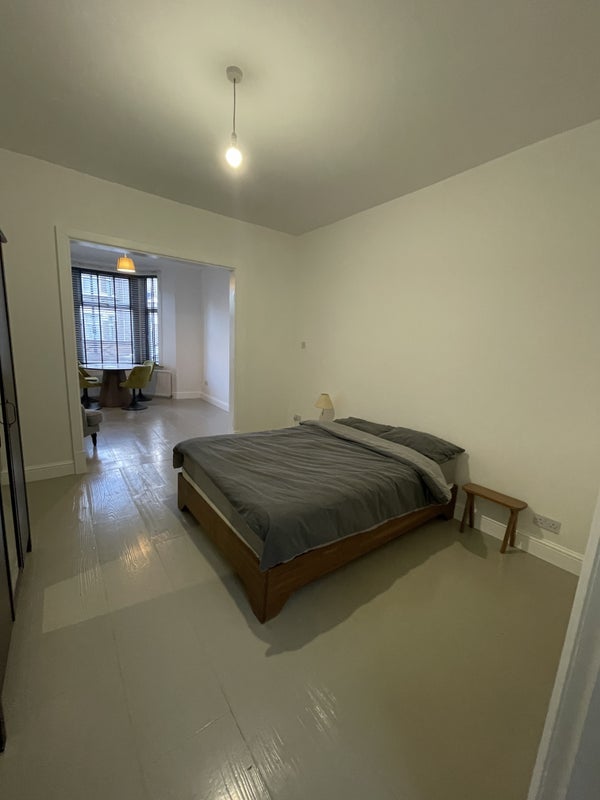 Room Shrewsbury Road in Greater London