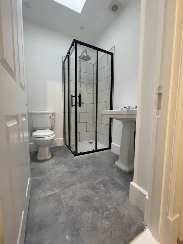 Room Shrewsbury Road in Greater London