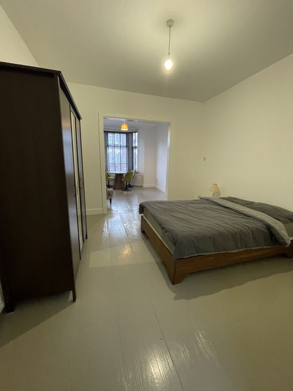 Room Shrewsbury Road in Greater London
