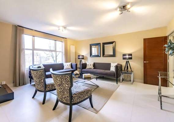 Flat Finchley Road in Greater London