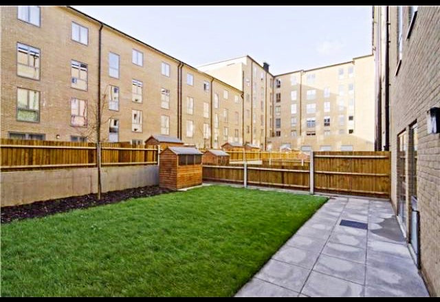 Flat Chris Pullen Way in Greater London