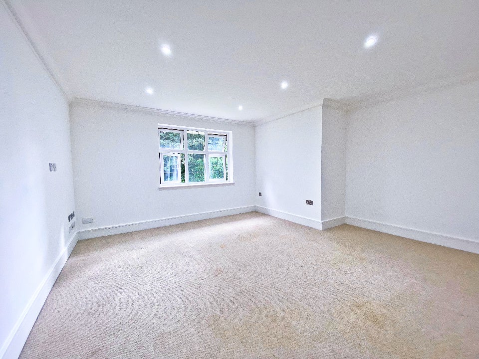 Flat Knightsbridge Road in Camberley
