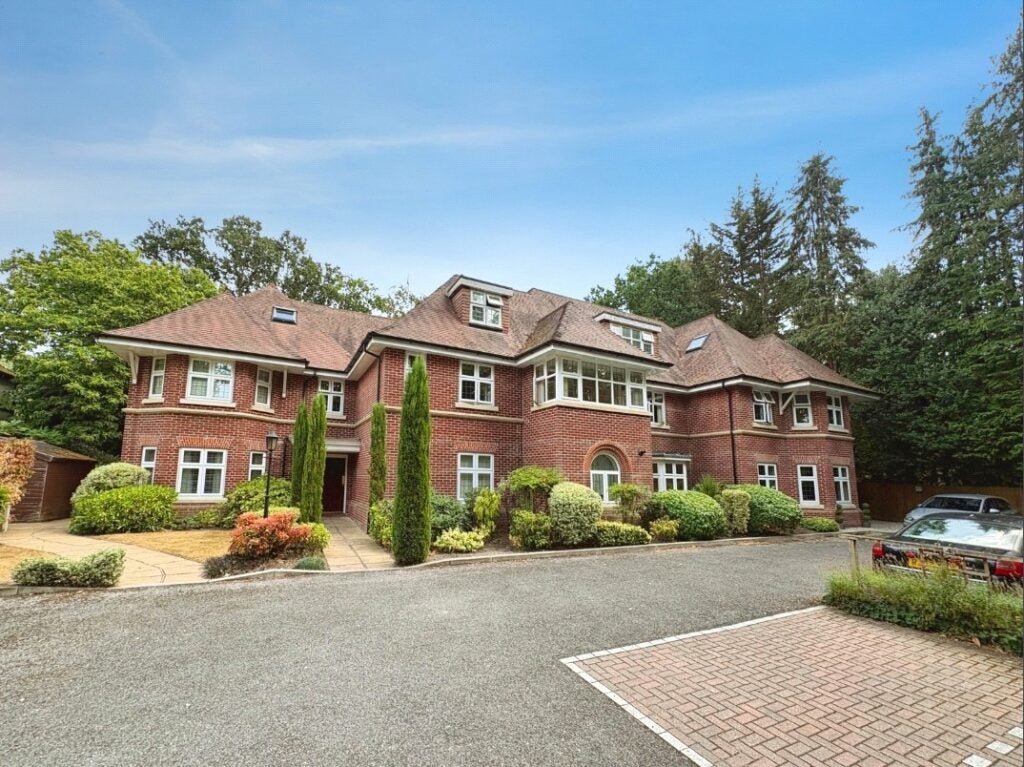 Flat Knightsbridge Road in Camberley