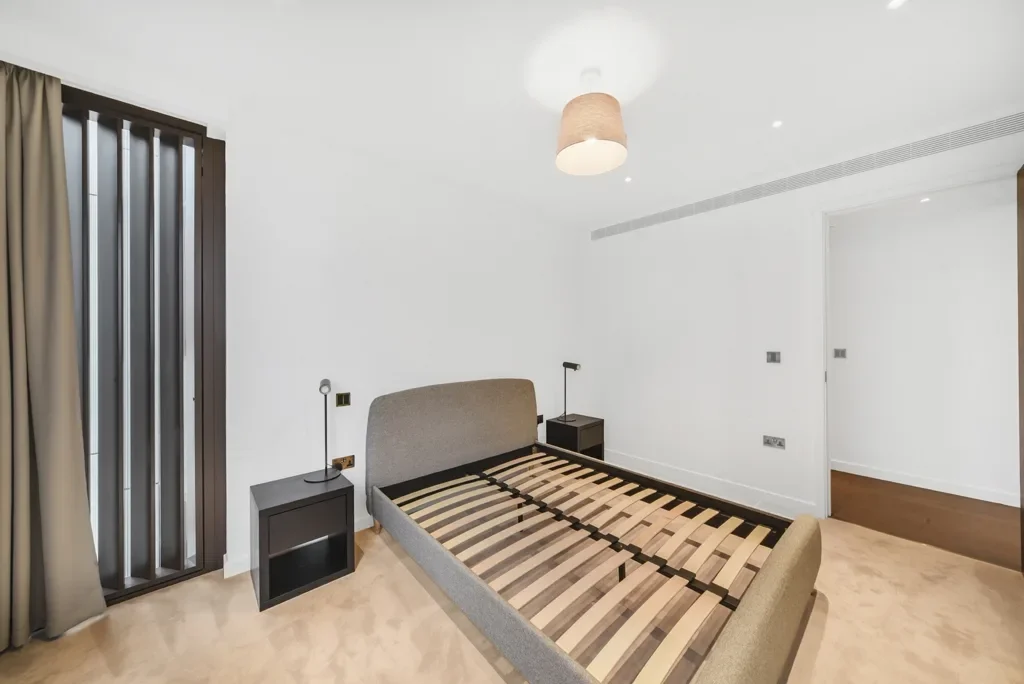 Flat Carnation Way in Greater London