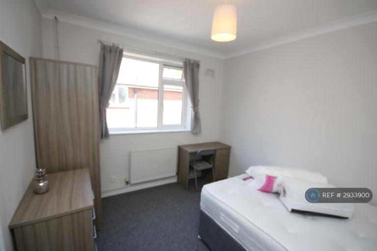 Flat Malmesbury Park Road in Bournemouth