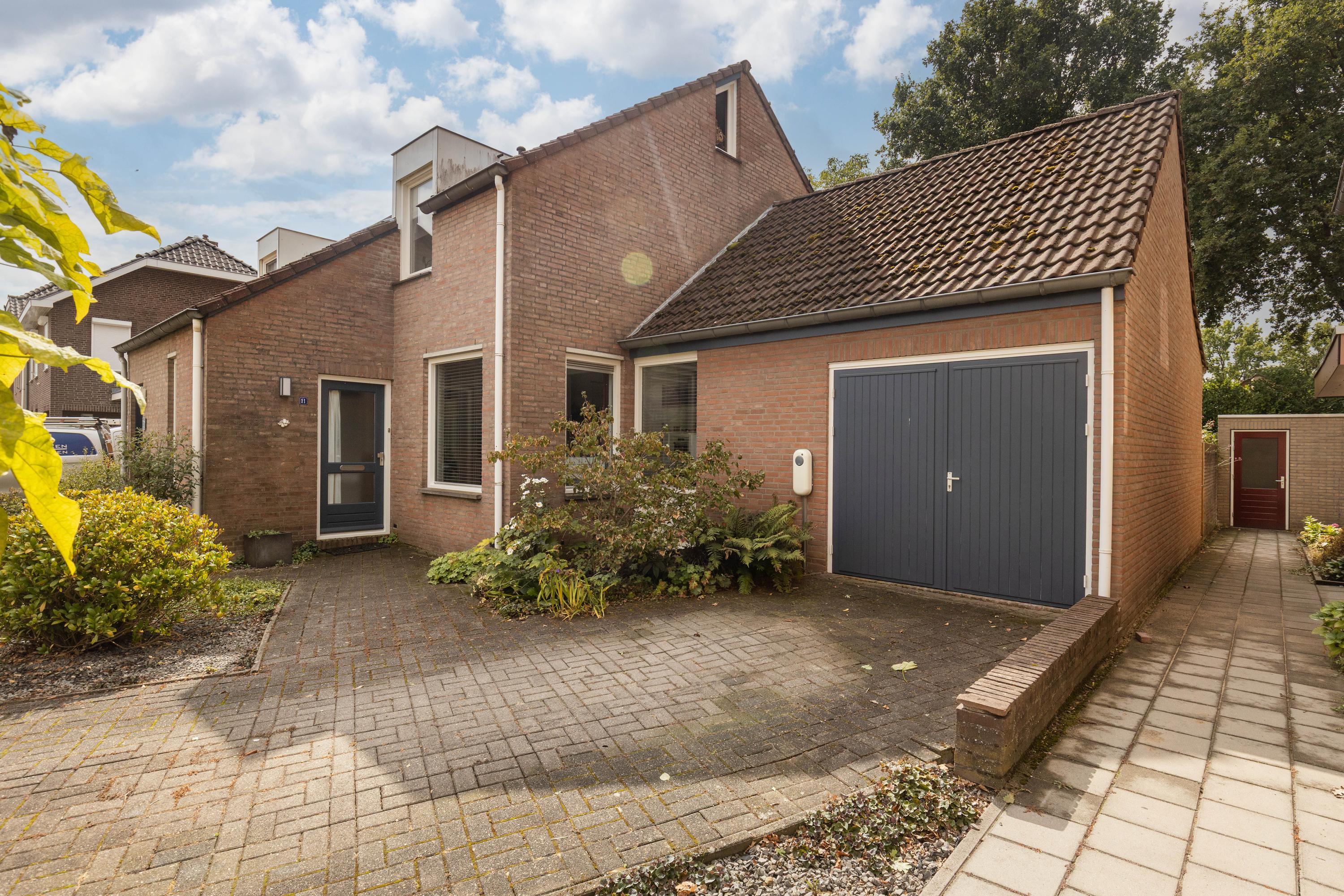 Twee-onder-één-kap te koop: Aan de Linde 11, Nieuwstadt