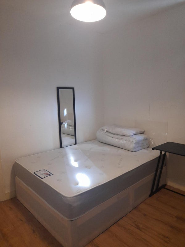 Room Seymour Road in Greater London