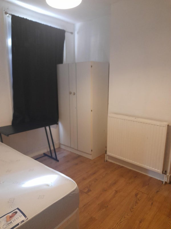 Room Seymour Road in Greater London