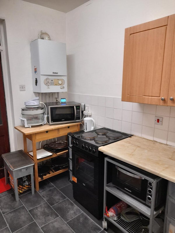 Room Seymour Road in Greater London