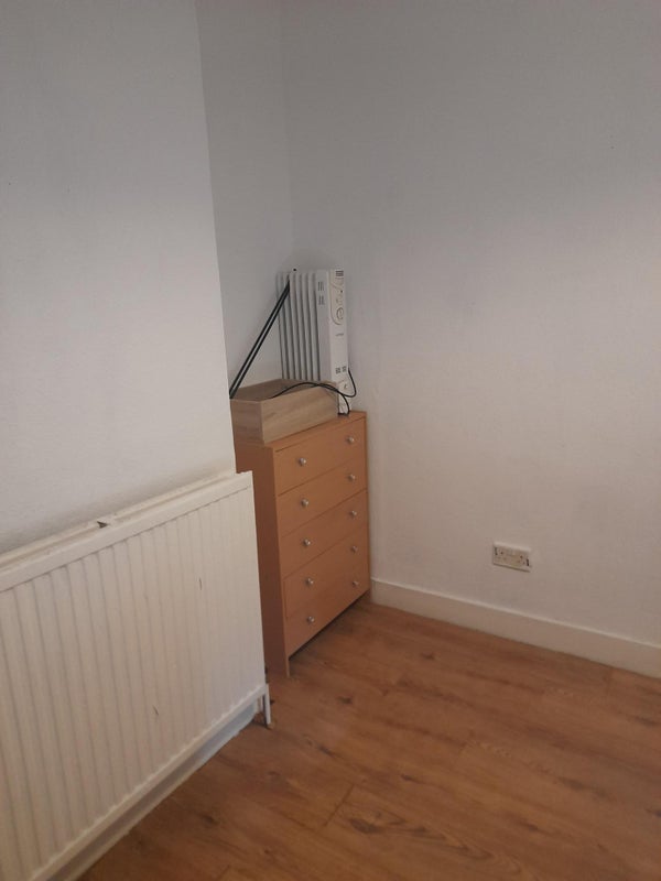Room Seymour Road in Greater London