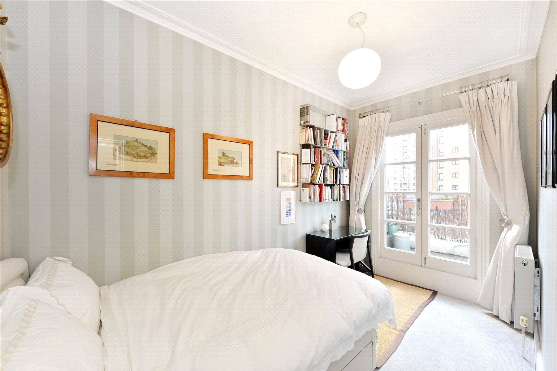 Flat Cornwall Gardens in Greater London