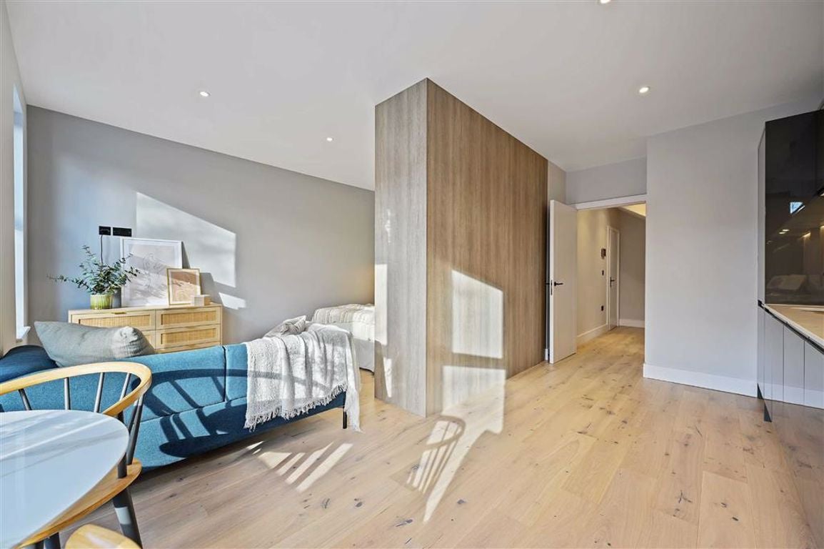 Flat Chatsworth Gardens in Greater London