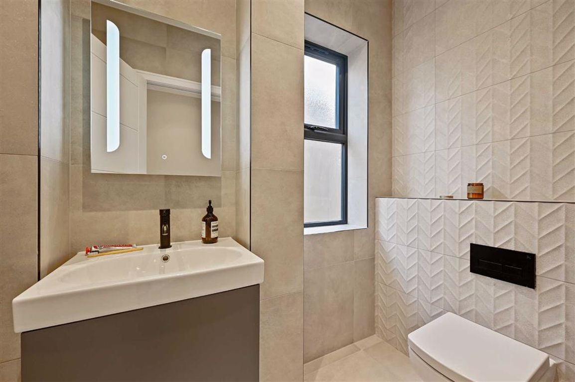 Flat Chatsworth Gardens in Greater London