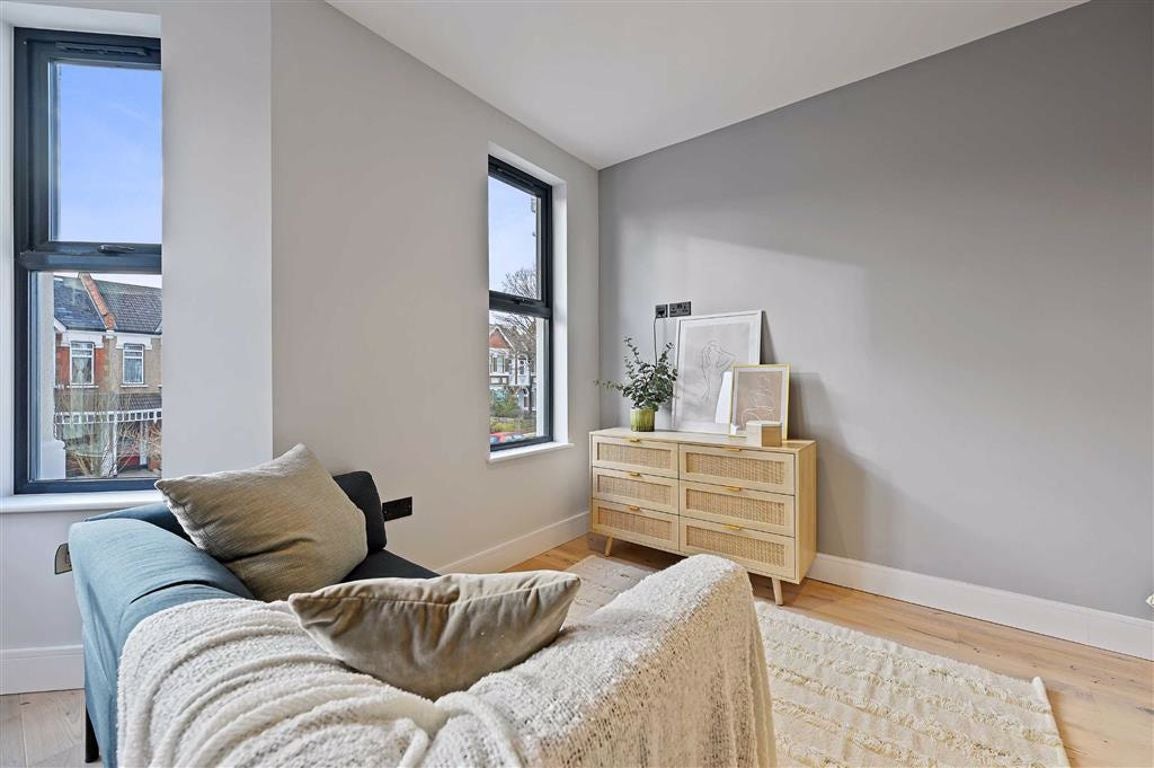Flat Chatsworth Gardens in Greater London