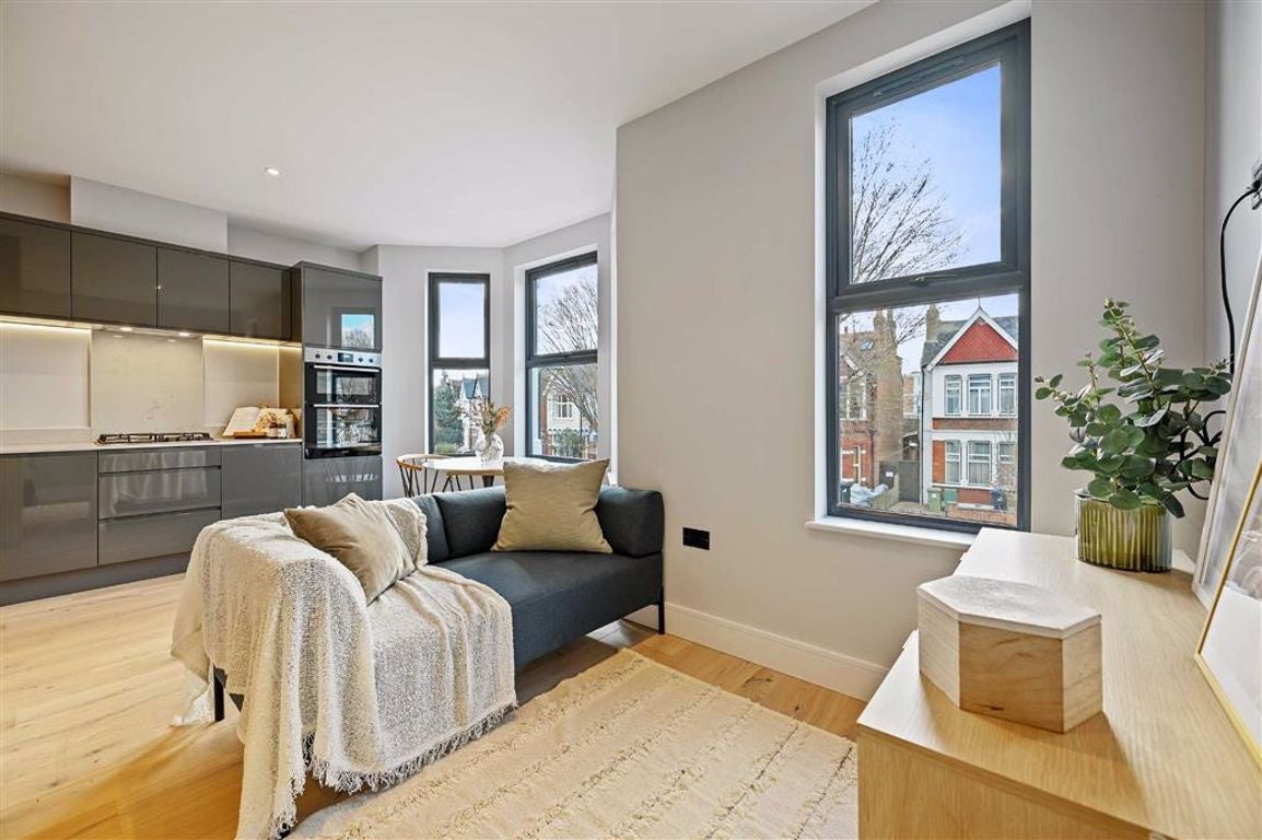 Flat Chatsworth Gardens in Greater London