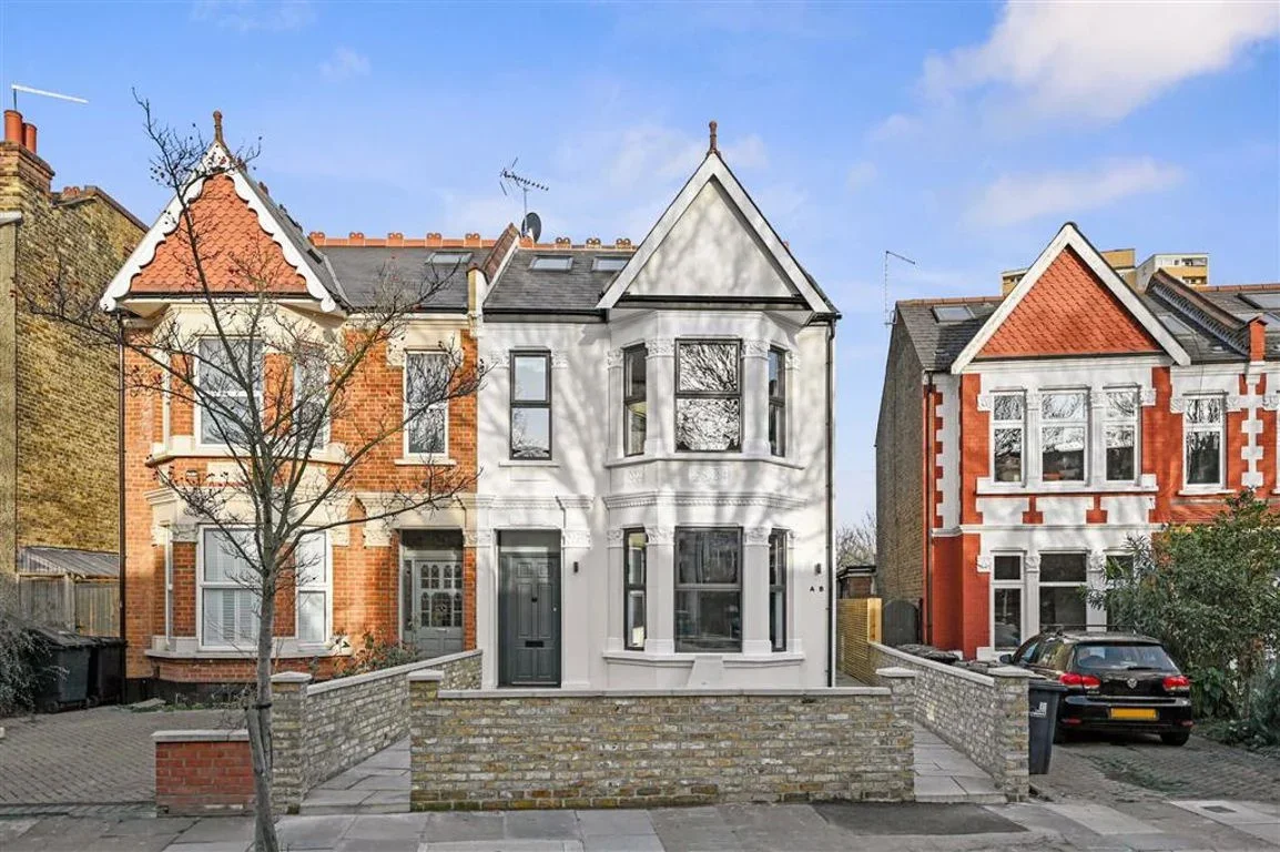Flat Chatsworth Gardens in Greater London