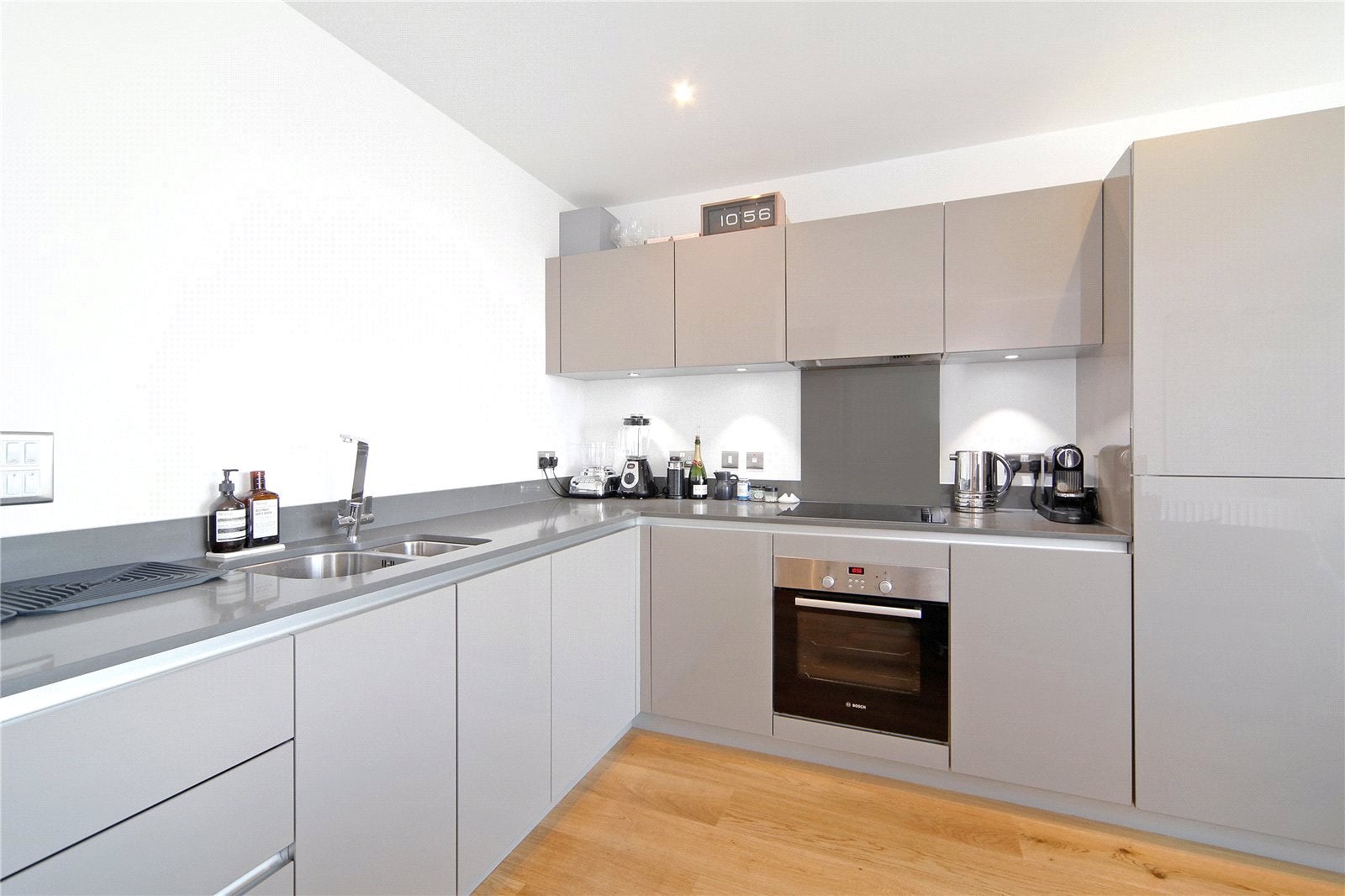 Flat Violet Road in Greater London