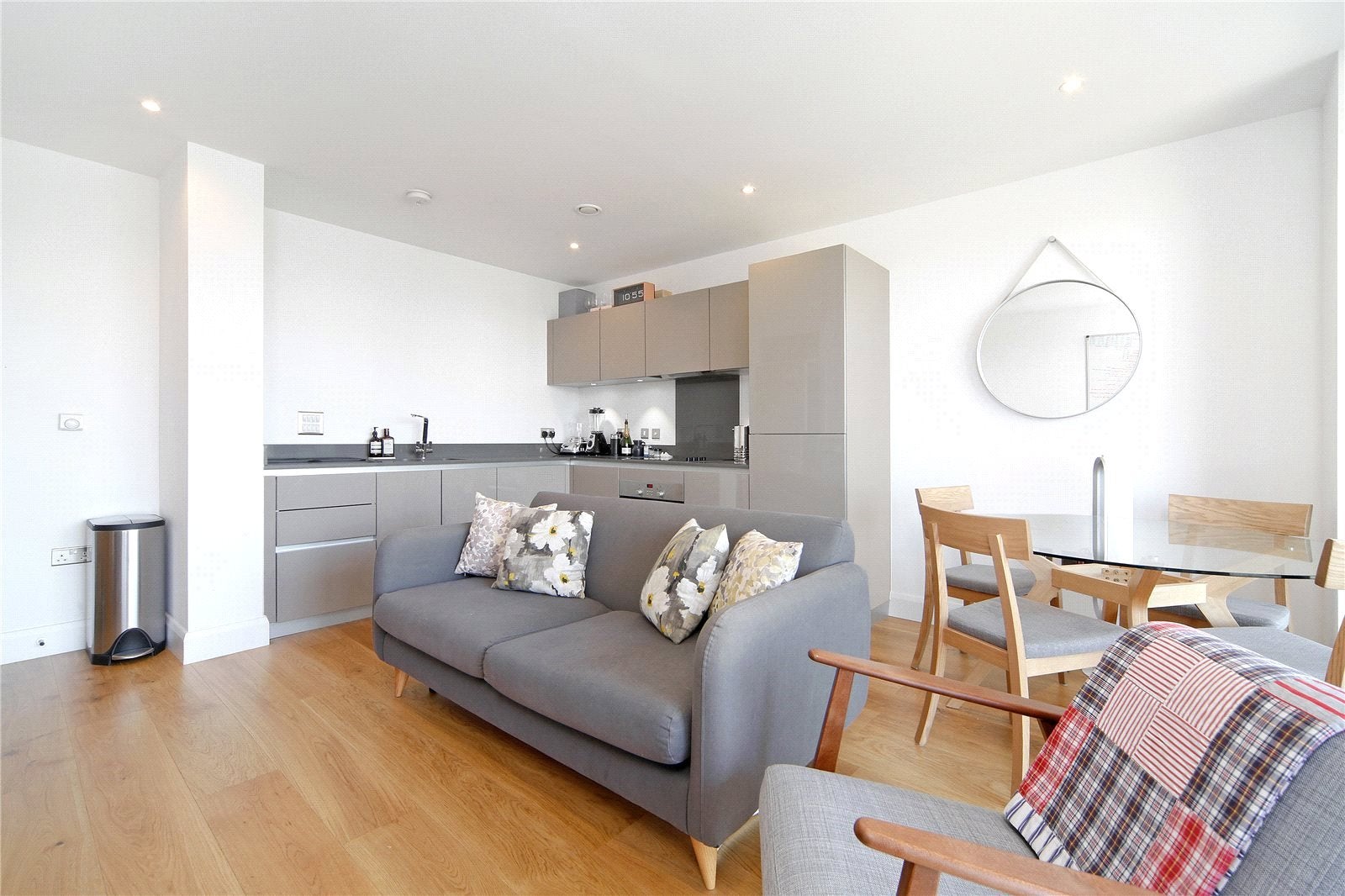 Flat Violet Road in Greater London