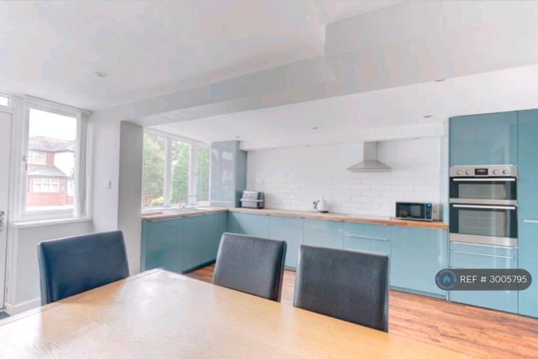 Room Longmore Road in Metropolitan Borough of Solihull
