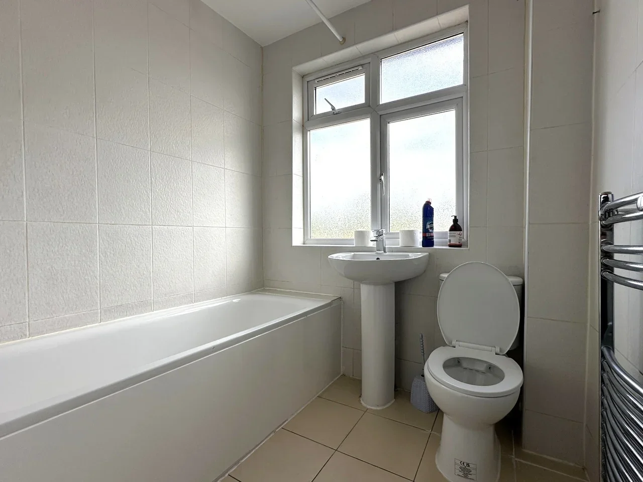 Flat Edward Close in Greater London