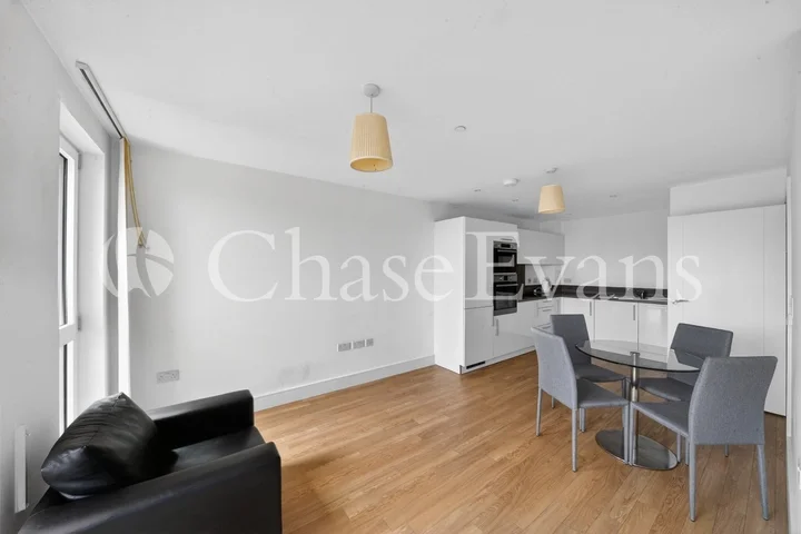 Flat Hannaford Walk in Greater London